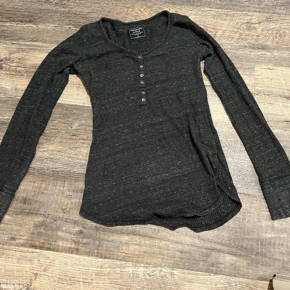 long sleeve Abercrombie and fitch gray top with buttons